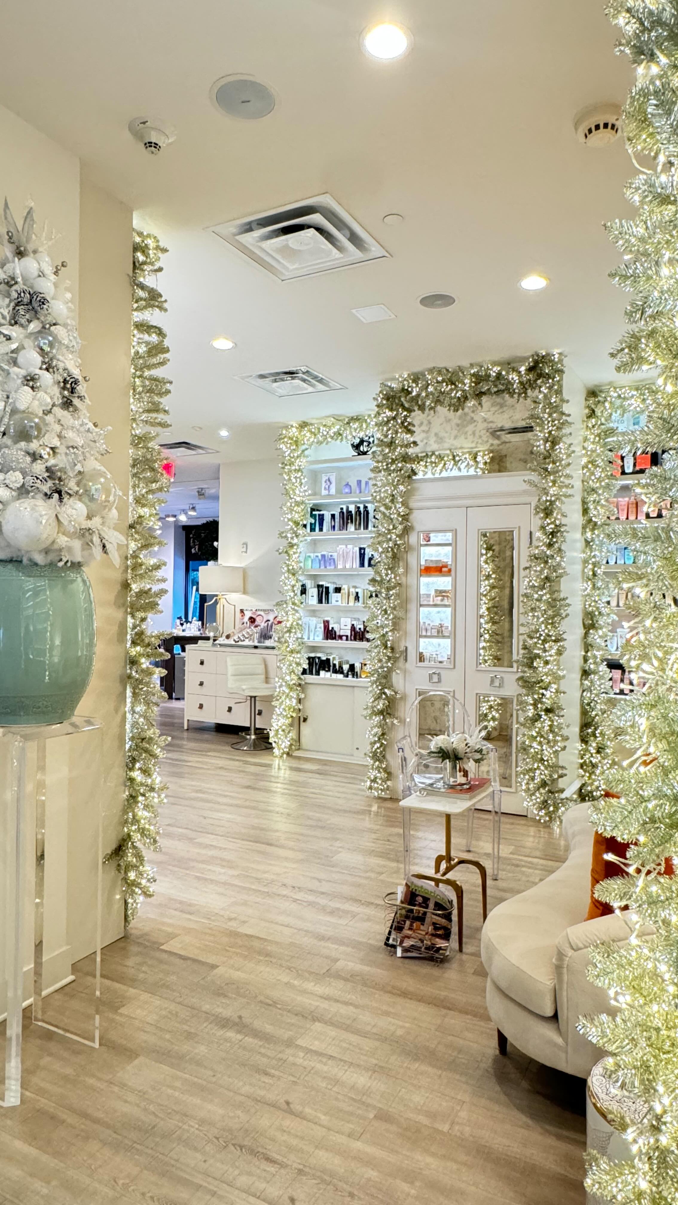 It’s that time of year at Cerón in @hp_village! ✨
.
.
.
#salon #dallassalon #hairsalon #christmasdecor