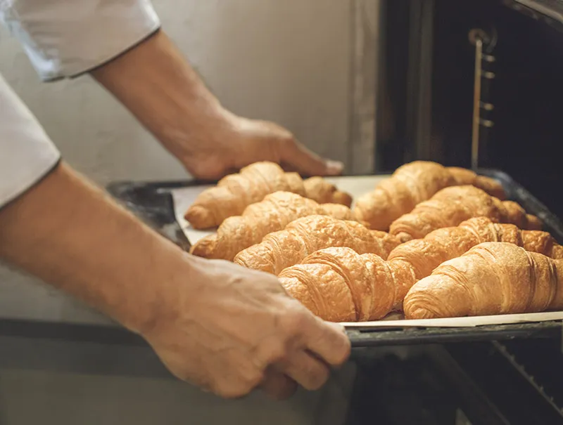 TOUS les JOURS fresh baked croussants